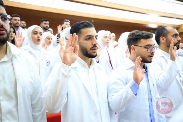 طلبة كلية طب الأسنان في الجامعة العربية الأمريكية يؤدون قسم المهنة