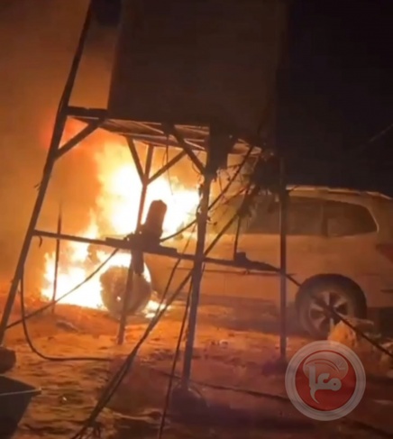 مستوطنون يحرقون مركبة لمتضامنين اجانب في مسافر يطا