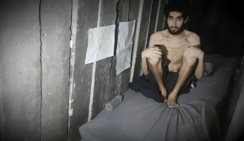 &quot;يأكلون مما نأكل&quot;.. أسير إسرائيلي بجسد هزيل والصحافة الاسرائيلية &quot;يا للعار&quot;