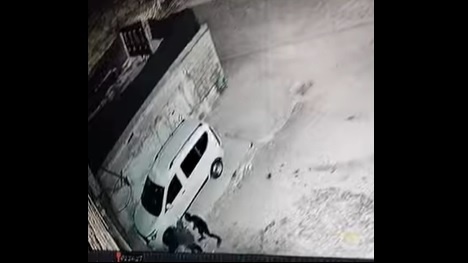 شاهد- مستوطنون يحرقون مركبة شرق الخليل