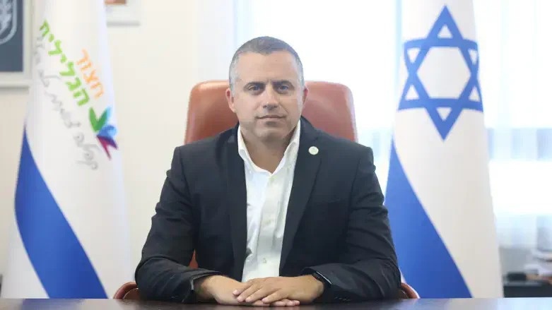 رئيس مستوطنة بالجليل يمنع فنانين أدانوا الحرب على غزة من المشاركة بفعاليات ممولة