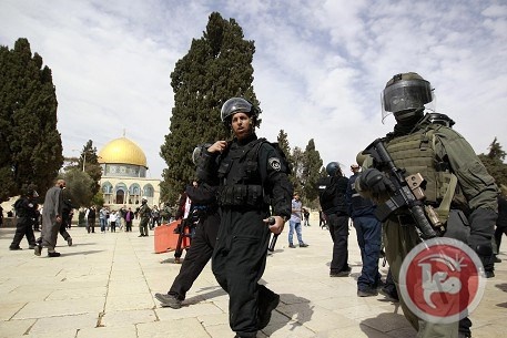 قائد لواء شرطة الاحتلال برفقة ضباط يقتحمون المسجد الاقصى