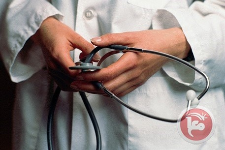 استطلاع: 80% يطالبون الأطباء بتخفيض كشفياتهم
