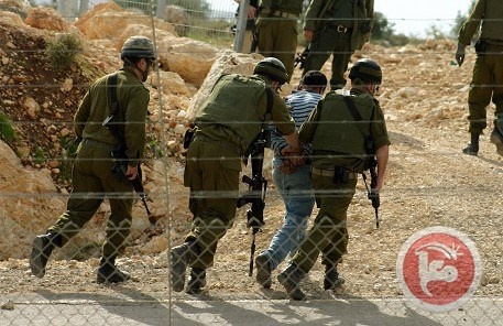 قوات الاحتلال تعتقل عضوين في مجلس بلدية بني زيد الغربية الى الشمال الغربي من رام الله