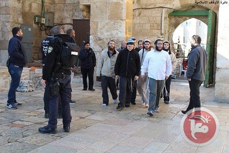 حراس الأقصى يتصدون لمحاولة اداء طقوس تلمودية في ساحة قبة الصخرة