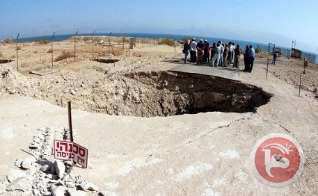 حفر عميقة تغلق مقاطع من شارع (90) قرب البحر الميت