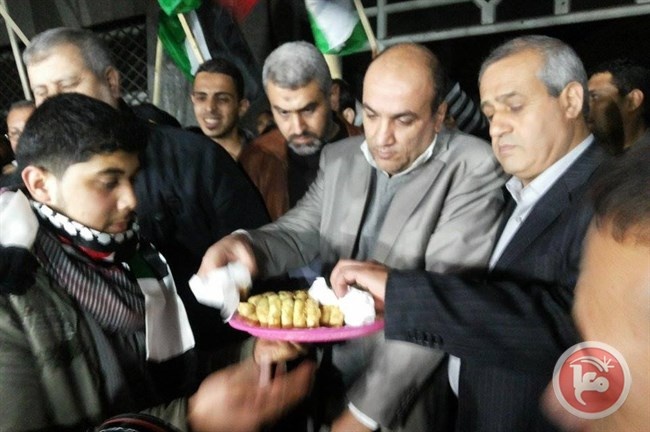 &lt;div&gt;صورة وتعليق: &lt;/div&gt;فصائل غزة توزع الحلوى احتفاء بعملية حزب الله وتدعو لجبهة مقاومة موحدة