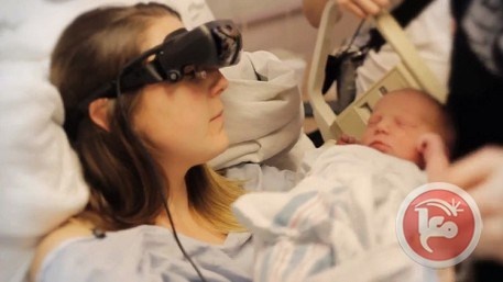فيديو- امرأة كفيفة ترى طفلها للمرة الأولى عبر نظارات متطورة