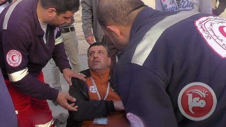 مستوطن يدهس مصورا ميدانيا يعمل لبيتسليم في الخليل