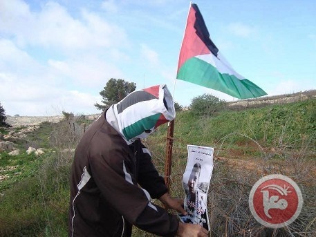 نشطاء يرفعون أعلام فلسطين وصور الشهيد أبو عين في &quot;عتصيون&quot;