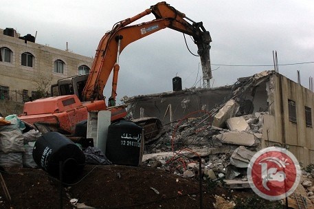الاحتلال يهدم الطابق السادس من بناية في بلدة بيت صفافا