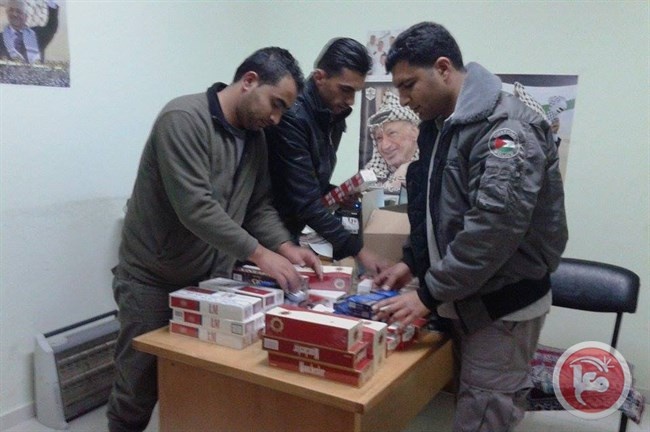 الضابطة الجمركية تحبط محاولة تهريب سولار وتضبط دخان ومعسل في الخليل