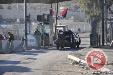 The occupation arrests a university student at the military enclave checkpoint north of Jerusalem