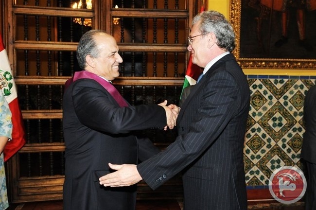 جمهورية البيرو تقلّد سفير فلسطين وسام &quot;شمس البيرو&quot;