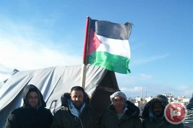 رغم الثلوج- النشطاء صامدون في &quot;بوابة القدس&quot;