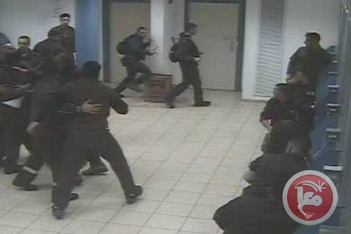 قوة إسرائيلية خاصة تقتحم قسم 11 في سجن نفحة