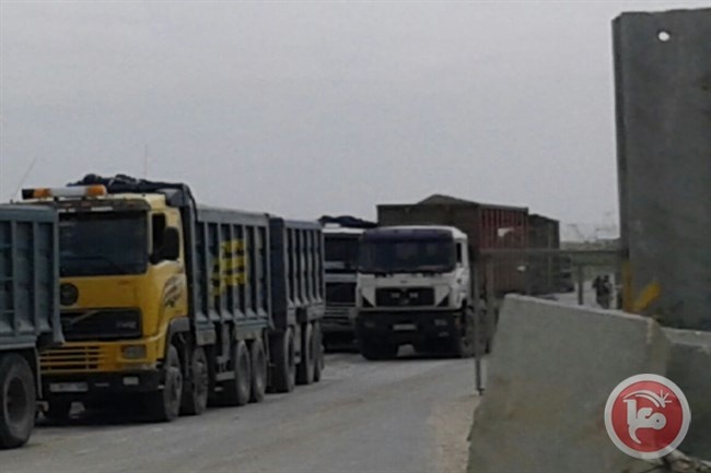 تراجع عدد الشاحنات الداخلة إلى غزة بـ 50%
