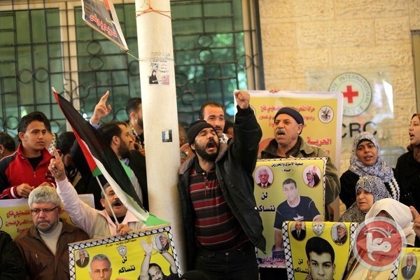 أهالي الاسرى ينظمون اعتصامهم الاسبوعي بغزة