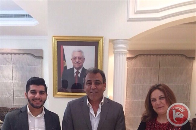 سفير فلسطين في دبي يستقبل الفنان خلايلة