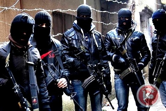 مسلحون يغلقون شارعا ببلاطة مطالبين باطلاق سراح معتقلين