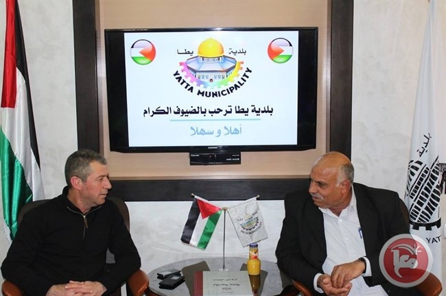 قائد منطقة الخليل يكرم رئيس بلدية يطا