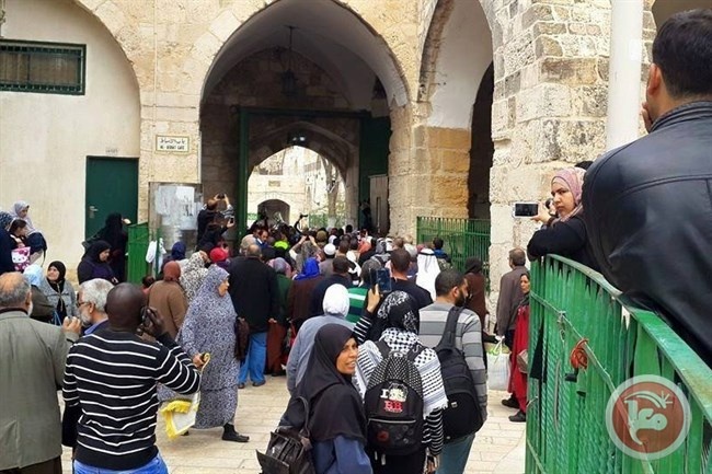 الاحتلال يبعد 9 مقدسيين عن الأقصى