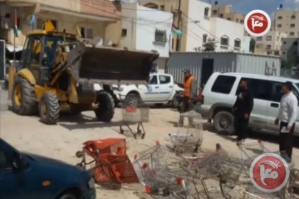 بلدية قلقيلية تتلف وتصادر عربات العمال القاصرين