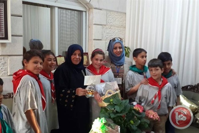 كشافة شباب العيساوية بالتعاون مع YMCA تزور أمهات الأسرى