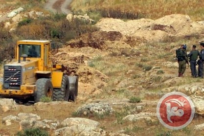 The occupation seizes a bulldozer in Azzun, east of Qalqilya