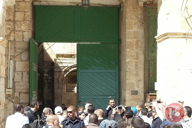 المصلون يحبطون اقتحام الاقصى
