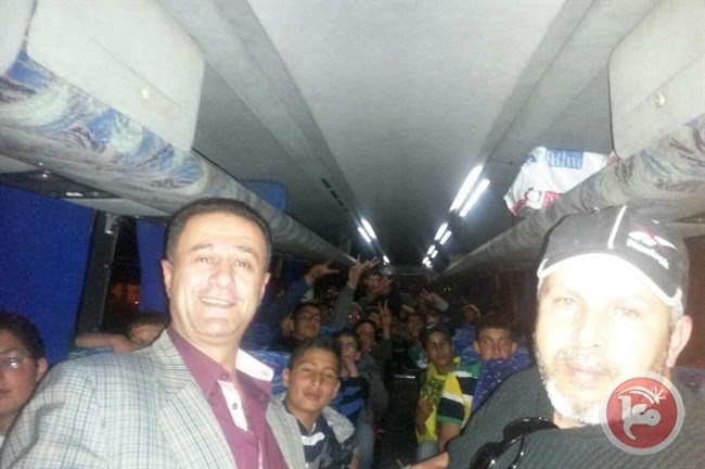 الاحتلال يحتجز باص اطفال بنابلس بحجة القاء حجر