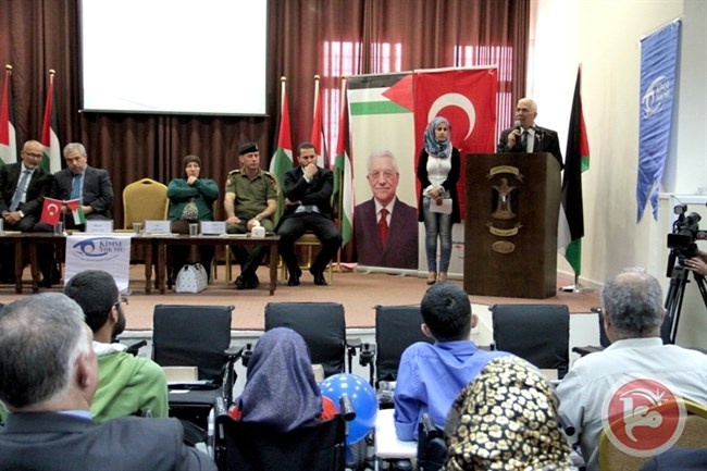 محافظ الخليل يسلم 30 مقعدا متحركا لمعاقين