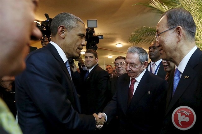 أوباما وكاسترو يتصافحان