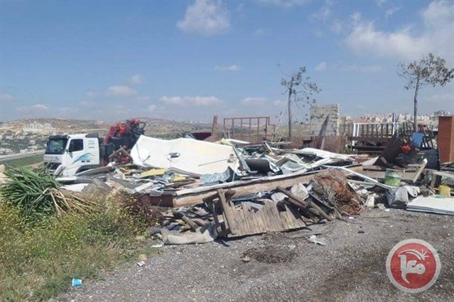 الاحتلال يزيل كرفانا للمستوطنين بالخليل