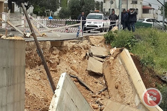 انهيار جزء من شارع رئيسي في ضاحية الطيرة برام الله