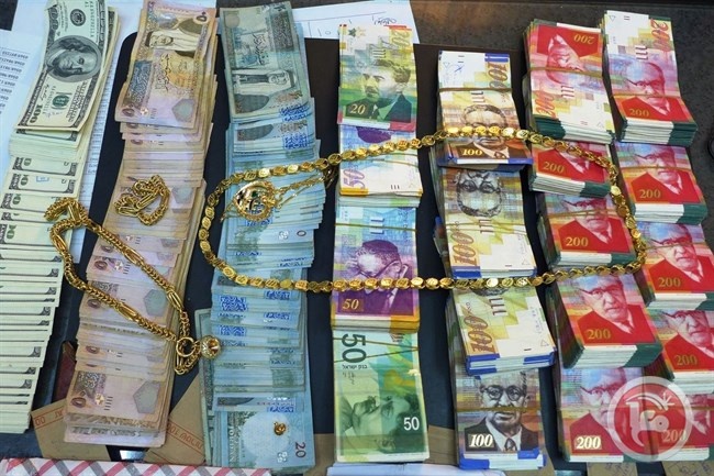 الشرطة تكشف ملابسات سرقة 100 ألف شيكل بالخليل