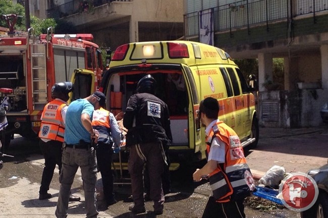 اصابة 4 فلسطينيين في عمليتي طعن في ديمونا