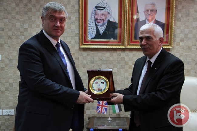 محافظ الخليل يطلع القنصل البريطاني على انتهاكات الاحتلال