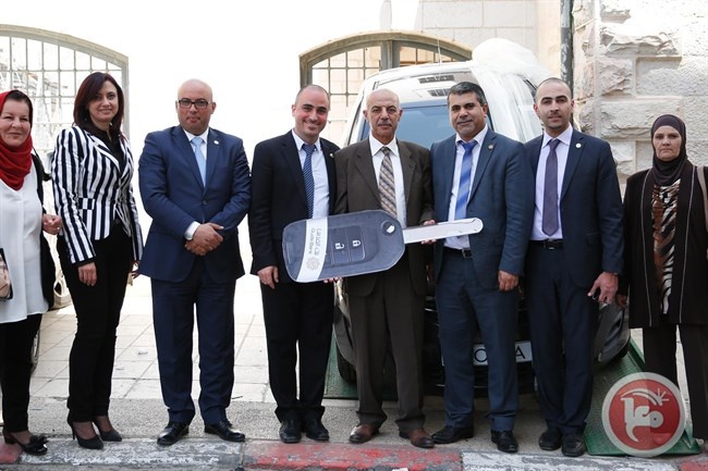 بنك القدس يسلم الفائز من رام الله سيارة أوبل