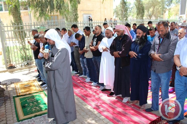 بالصور- المئات يصلون بجانب مسجد بئر السبع
