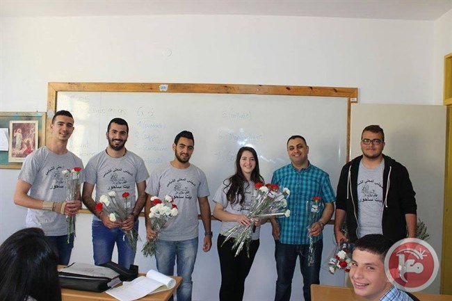 مجلس شبابي بيت ساحور يوزع الورود على العمال في عيدهم
