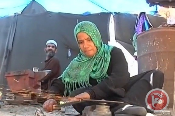 عائشة تكسر احتكار الرجال لمهنة الحدادة