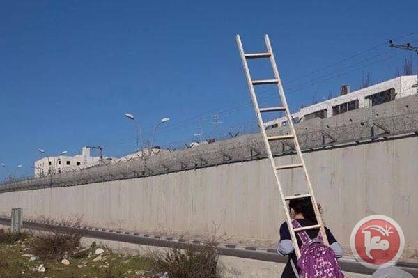 &lt;div&gt;صورة وتعليق: &lt;/div&gt;طفلة تحاول الوصول لمدرستها رغم الجدار-صورة نشرها د.فياض على فيسبوك