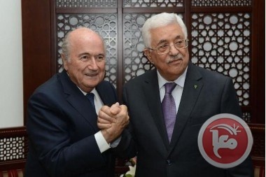 الرئيس عباس يستقبل بلاتر