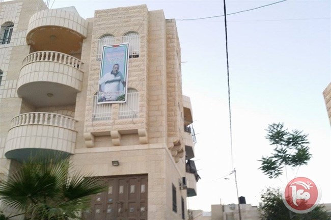 الاحتلال يجبر عائلة الشهيد ابو ادهيم على إزالة الرايات