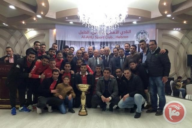 الرئيس الفخري لاهلي الخليل يستقبل وفدا من النادي في منزله