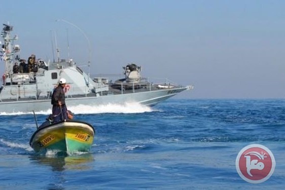 احتراق قارب صيد واعتقال صيادين ببحر غزة