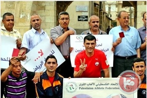 غزة :الحملة الوطنية واتحاد الكرة ينظمان سلسلة بشرية