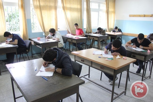 طلبة من ذوي الإعاقة على مقاعد التوجيهي بغزة