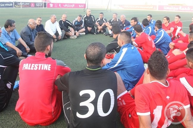 اللواء الرجوب يتابع تدريبات الفدائي على استاد البيرة